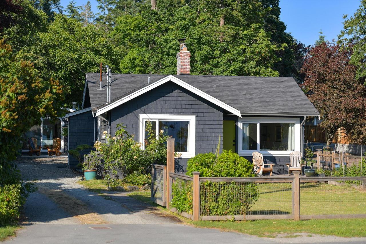 The Bayside Cottage North Saanich Exterior photo