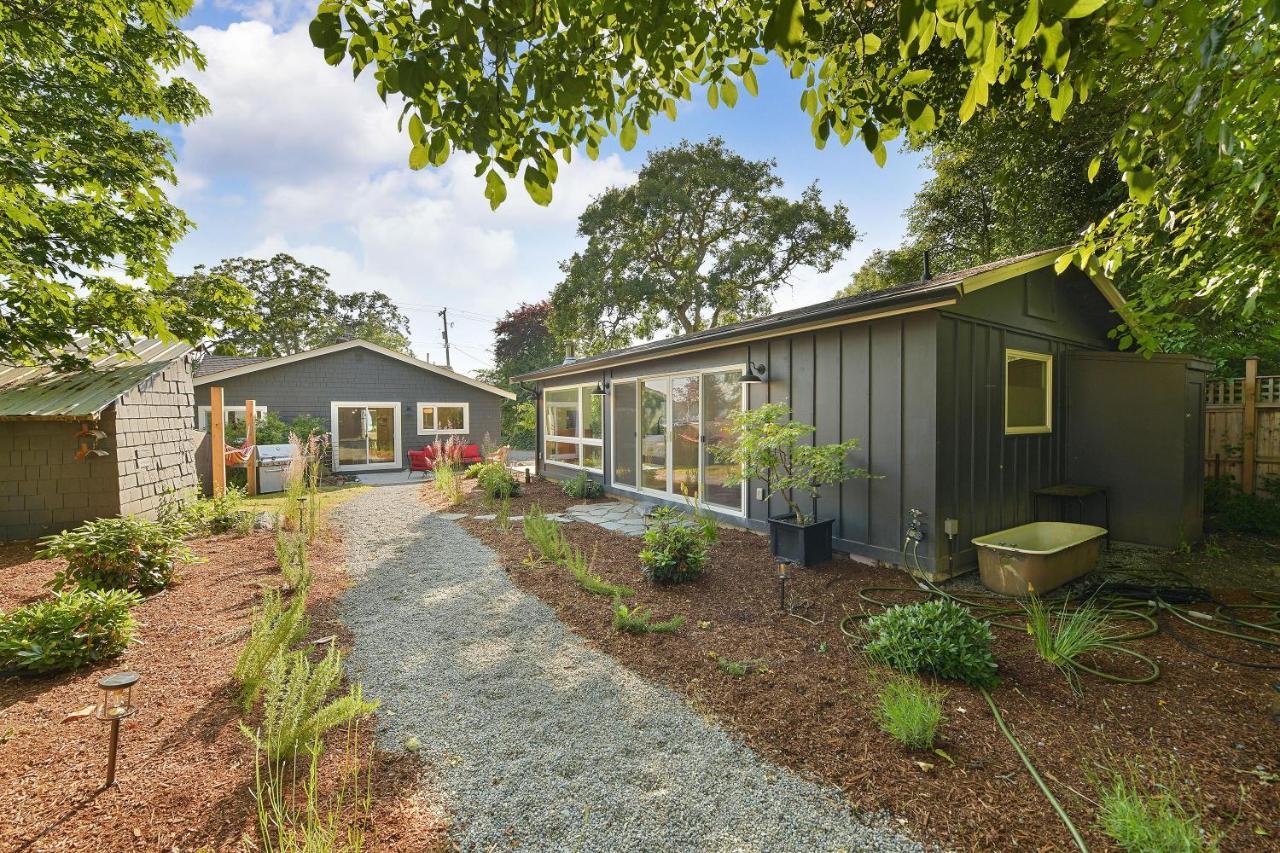 The Bayside Cottage North Saanich Exterior photo