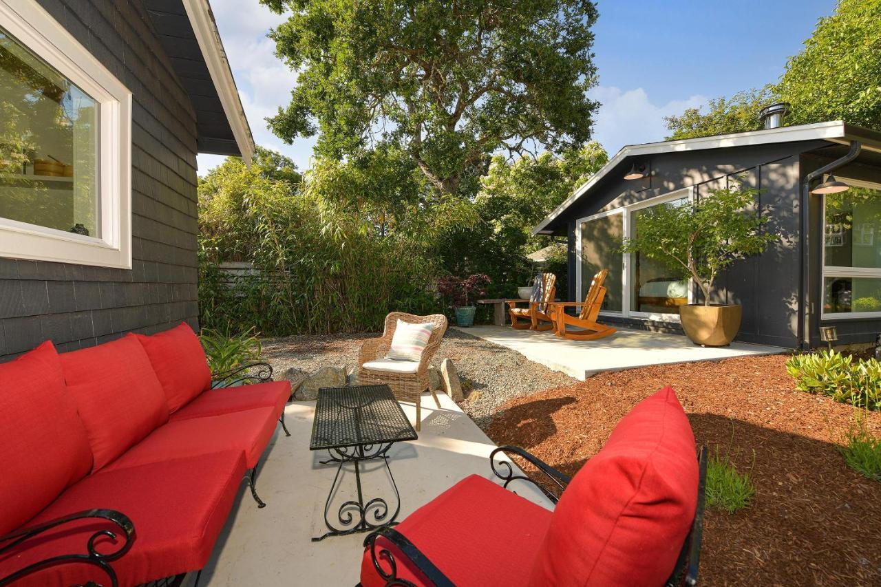 The Bayside Cottage North Saanich Exterior photo