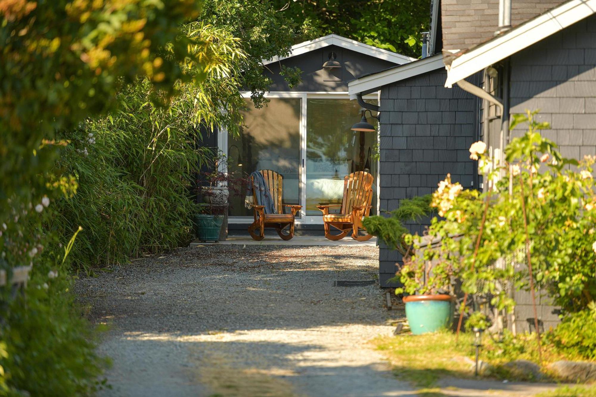 The Bayside Cottage North Saanich Exterior photo